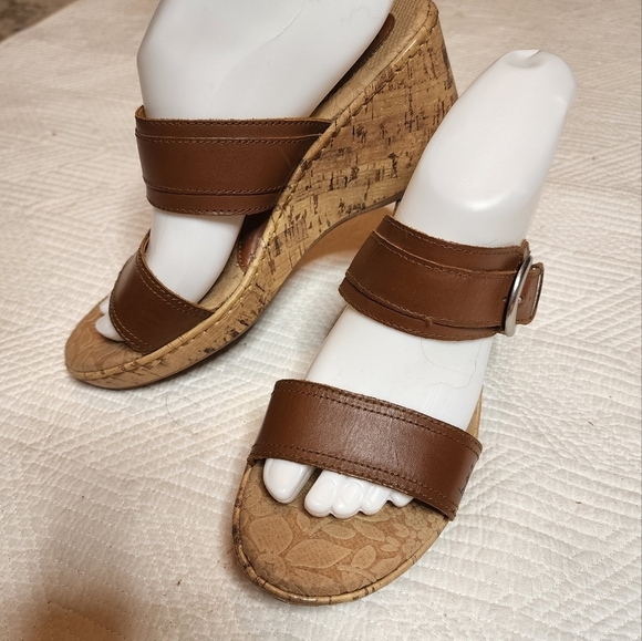 BOC leather wedge sandals. - Picture 9 of 16